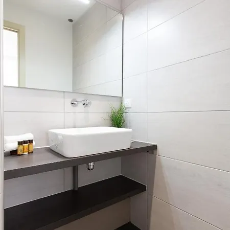 Astoux Yourhosthelper קאן